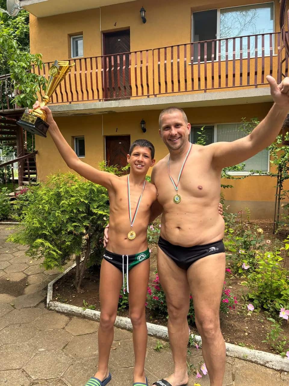Medal and trophy, arms up, Division 2