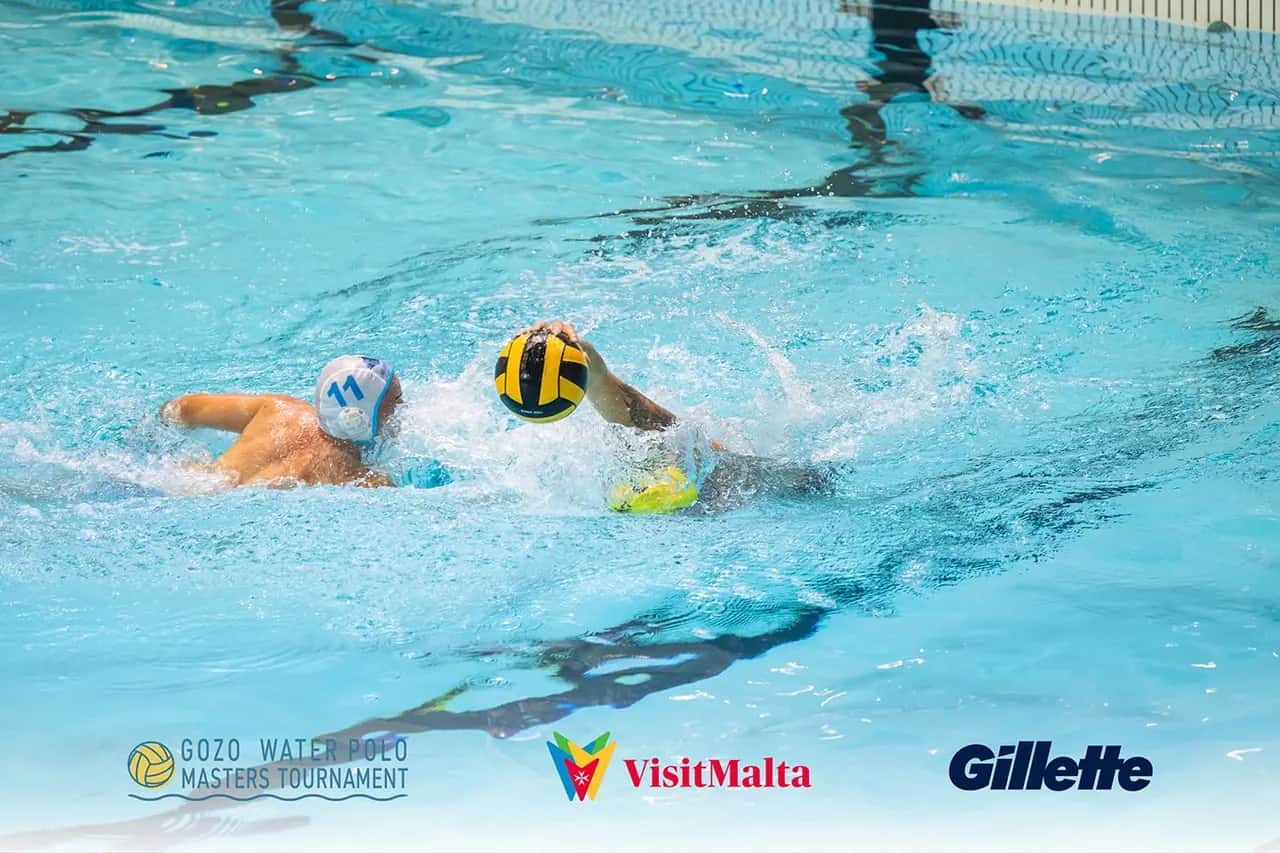 Играч с №11 води топката, Malta–Gozo Masters