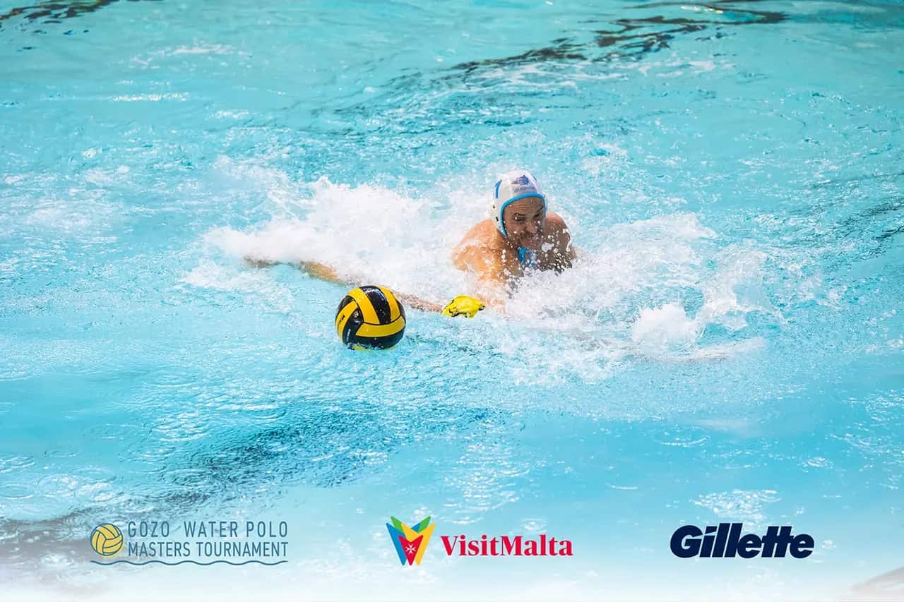 Играч води топката сред пръски, Malta–Gozo Masters